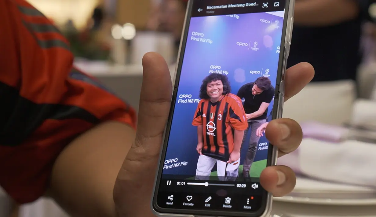 <p>Komedian Marshel Widianto menunjukkan saat dirinya mendapat tanda tangan legenda AC Milan, Kaka, di bagian belakang jersey yang dibawanya pada Sabtu (3/6/2023). (Bola.com/Okie Prabhowo)</p>