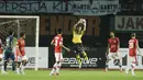 Kiper Persija, Andritany Ardhiyasa, saat pertandingan melawan Persija pada laga lanjutan liga 1 Indonesia di Stadion Patriot, Bekasi, Jumat (02/06/2017). Persija menang 2-0. (Bola.com/M Iqbal Ichsan)