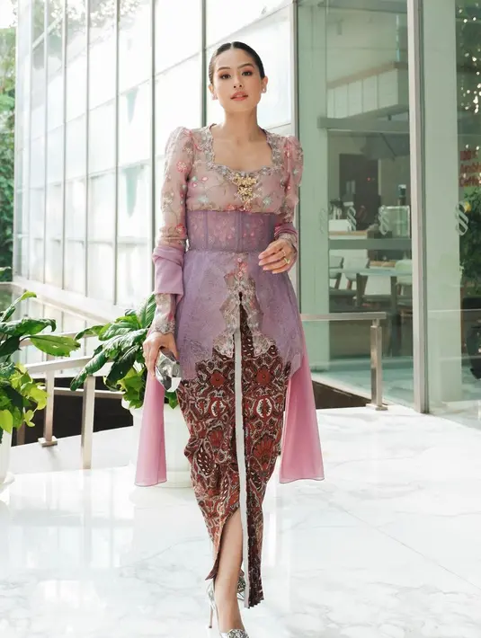 Cantiknya Maudy Ayunda dibalut kebaya bernuansa pink-ungu muda yang super lembut. Desain kebaya modern yang dikenakan Maudy di sini mampu membalut tubuhnya dengan sangat apik, dipadu dengan rok batik bernuansa cokelat gelap. [Foto: Instagram/maudyayunda]