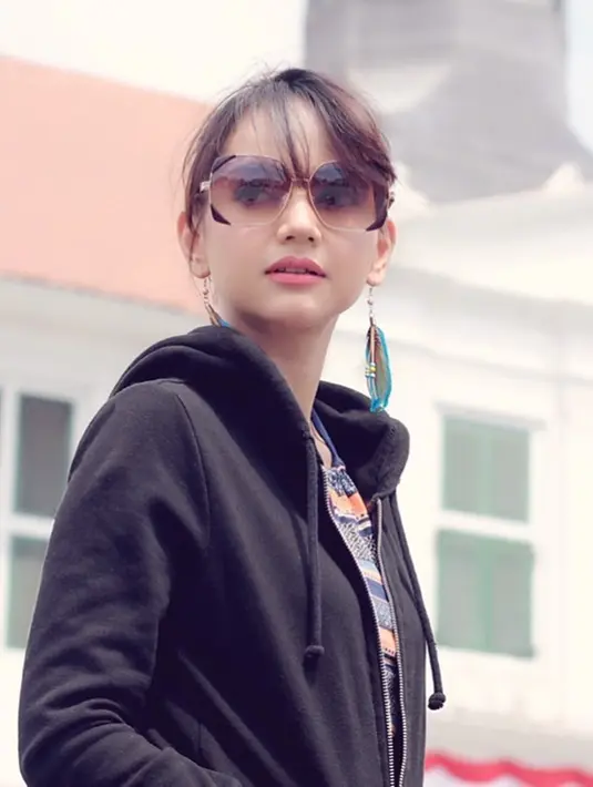 Wanita yang kini sudah berstatus menjadi istri Rico Hidros ini selalu menawan dengan makeup tipis. Dipadu dengan kacamata, gayanya semakin modis. (Liputan6.com/IG/@angelicasimp.new)