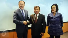 Wakil presiden Jusuf Kalla (tengah) bersalaman dengan Presiden Bank Dunia, Jim Yong Kim di Washington DC didampingi Managing Director Bank Dunia, Sri Mulyani di Washington DC, Amerika Serikat, (1/4).(Tim Media Wapres)