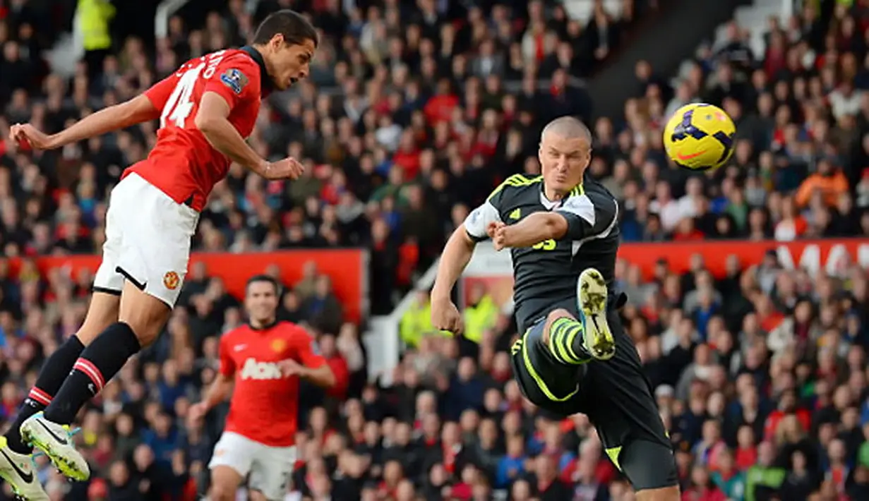Javier Hernandez (kiri) menambah gol ke-3 Manchester United selama pertandingan sepak bola Liga Inggris antara Manchester United melawan Stoke City di Old Trafford, Manchester, Sabtu (26/10/2013). (Foto: AFP/Andrew Yates)