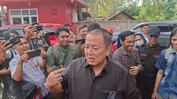 Ketua DPD Golkar Lampung, Arinal Djunaidi merima B1 KWK dari PDI Perjuangan berpasangan dengan Sutono sebagai bakal calon gubernur. Foto : (Liputan6.com/Ardi).