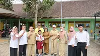 Farel Prayoga (Berseragam Sekolah) untuk pertama kalinya setelah dari Istana Negara Jakarta Masuk sekolah di SDN 2 Kepundungan Banyuwangi (Istimewa)