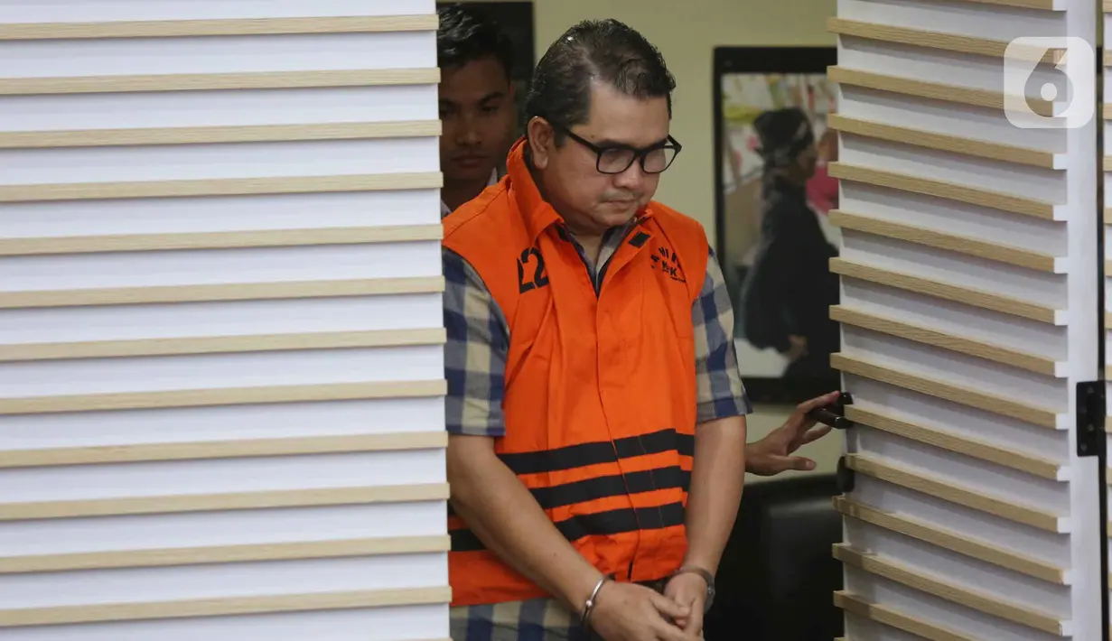 Mantan Direktur Utama PT Perusahaan Gas Negara (PGN) periode 2008–2017, Hendi Prio Santoso sesaat sebelum mengikuti rilis penetapan tersangka sekaligus penahanannya di gedung Merah Putih Komisi Pemberantasan Korupsi (KPK), Jakarta, Rabu (1/10/2025). (Liputan6.com/Helmi Fithriansyah)