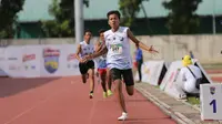 Taffarel Juan dari SMAN 2 Tangerang Selatan finis tercepat pada final nomor lari menengah (1.000 meter) Energen Champion SAC Indonesia 2022 - Jakarta &amp; Banten Qualifiers di Stadion Atletik Rawamangun, Minggu (20/11/2022) (dok. SAC Indonesia)