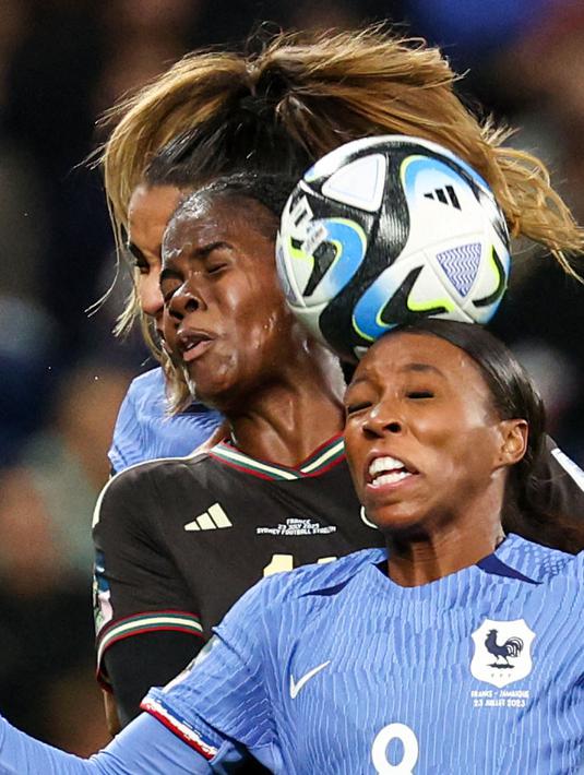 Pemain Jamaika, Khadija Shaw (tengah) berebut bola dengan dua pemain Prancis, Maelle Lakrar (atas) dan Grace Geyoro pada laga Grup F Piala Dunia Wanita 2023 di Sydney Football Stadium, Sydney, Australia, 23 Juli 2023. (AFP/David Gray)