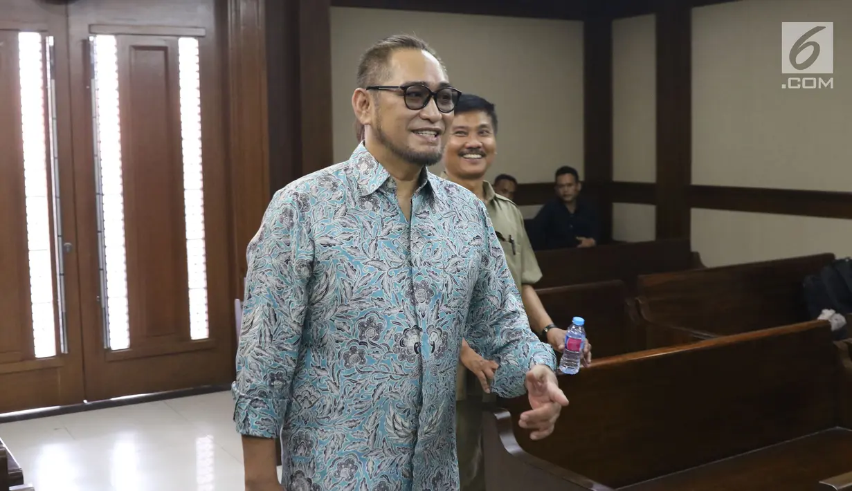 Terpidana korupsi pembangunan P3SON Hambalang, Andi Zulkarnaen Mallarangeng jelang sidang PK di PN Jakarta Pusat, Kamis (19/7). Sebelumnya, Andi Zulkarnaen Mallarangeng dinyatakan bersalah oleh Pengadilan Tipikor Jakarta. (Liputan6.com/Helmi Fithriansyah)