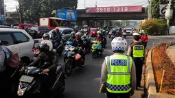 Polisi mengatur lalu lintas saat pemberlakuan perluasan sistem ganjil genap di kawasan Jalan Fatmawati Raya, Jakarta, Senin (9/9/2019). Perluasan sistem ganjil genap diberlakukan setelah sebelumnya dilakukan uji coba. (Liputan6.com/Faizal Fanani)