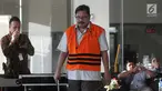 Ekspresi Kepala Dinas PU Kabupaten Tulungagung Sutrisno usai menjalani pemeriksaan di Gedung KPK, Jakarta, Jumat (22/6). Sutrisno diperiksa perdana setelah OTT KPK terkait suap proyek di Kabupaten Tulungagung. (Merdeka.com/Dwi Narwoko)