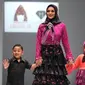 Krisdayanti ajak Amora dan Kellen di panggung Jakarta Fashion Week 2017.
