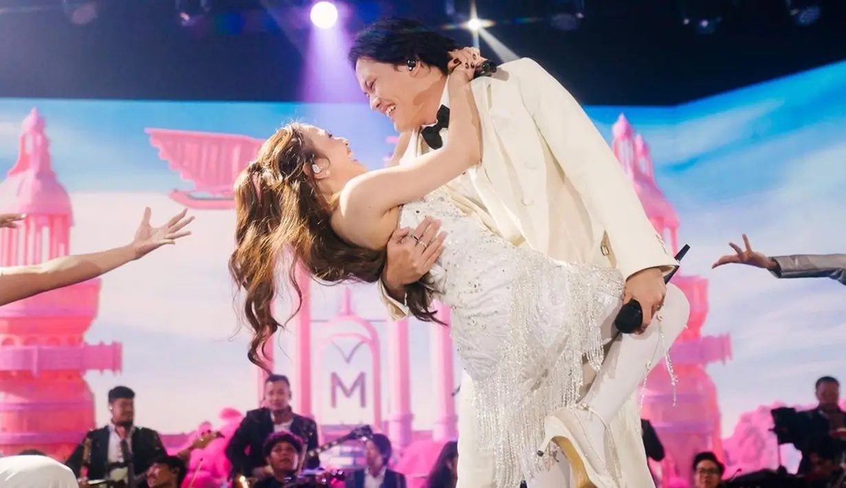 Momen mesra Rizky Febian di atas panggung bersama Mahalini juga menjadi sorotan. Terlebih, Rizky juga turut kembali melamar sang kekasih saat konser hingga membuat banyak netizen baper. (Liputan6.com/IG/@mahaliniraharja)