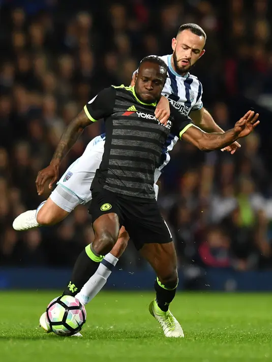 Gelandang Chelsea, Victor Moses berusaha membawa bola dari kawalan bek West Bromwich Albion, Kane Wilson saat bertanding pada lanjutan Liga Inggris di Hawthorns, Inggris, (12/5). (AFP Photo/Anthony Devlin)