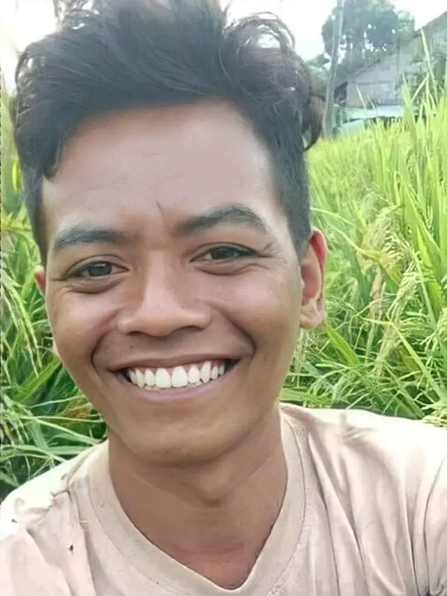 6 Potret Orang yang Punya Wajah Mirip Reza Arap, Punya Banyak Kembaran