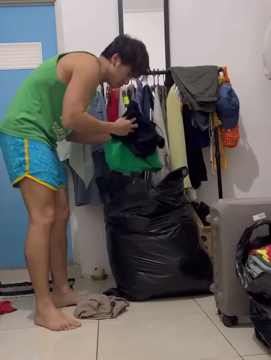 <p>Setelah bangun tidur, Rafael juga bersiap-siap untuk laundry pakaian. Ia juga memasukan pakaian kotor ke dalam kantong plastik untuk di laundry. (Foto: Instagram.com/rafaell_16/)</p>