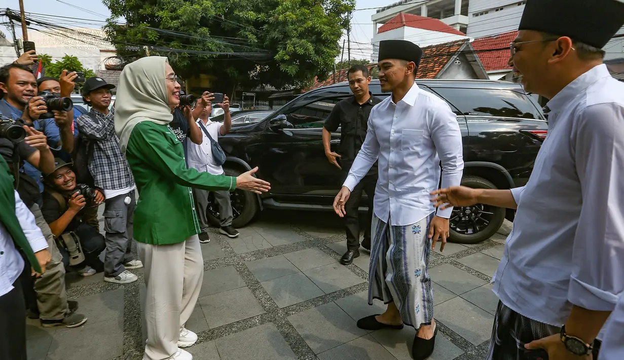 Ketua Umum Partai Solidaritas Indonesia (PSI) Kaesang Pangarep saat menyambangi kantor Dewan Pimpinan Pusat Partai Kebangkitan Bangsa (DPP PKB) di Jalan Raden Saleh, Senen, Jakarta Pusat, Selasa (6/8/2024). (merdeka.com/Arie Basuki)