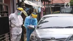 Petugas mengambil sampel spesimen saat swab test secara drive thru di halaman Laboratorium Kesehataan Daerah (LABKESDA) Kota Tangerang, Banten, Kamis (9/4/2020). Pemkot Tangerang melaksanakan swab test yang dilakukan untuk tenaga medis dan orang dalam pemantauan (ODP). (Liputan6.com/Angga Yuniar)