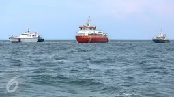 Pencarian korban hilang dalam tragedi terbakarnya KM Zahro Expres berlangsung dari pukul 07.00 WIB sampai nanti pukul 16.00 WIB untuk mencari 17 korban hilang di Perairan Kepulauan Seribu, Jakarta, Senin (2/1). (Liputan6.com/Faizal Fanani)