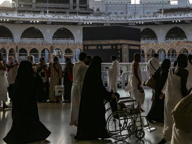 Umat Muslim berkumpul untuk berdoa selama bulan puasa Ramadhan di sekitar Ka'bah, tempat suci umat Islam, di kompleks Masjidil Haram di kota Saudi Mekah (9/4/2022). Arab Saudi mengatakan pada Sabtu (9/4) mengizinkan satu juta jemaah untuk melaksanakan ibadah haji 1443 H. (AFP/Abdel Ghani Bashir)