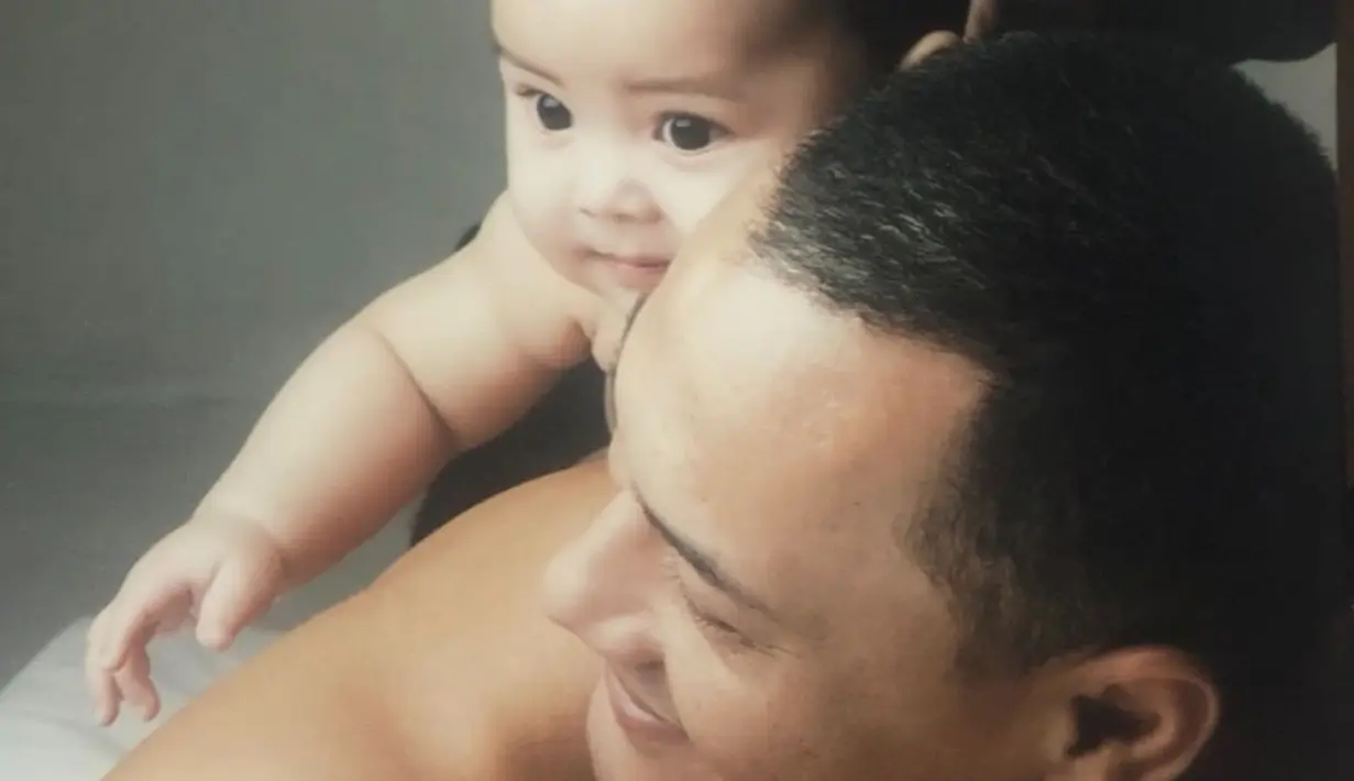 Mengunggah foto dirinya saat masih kecil dengan mendiang Adjie Massaid, ia membuat banyak orang terenyuh. "Me and Daddy #missdaddy," tulisnya di akun media sosial miliknya. (Instagram/keanu_massaid)