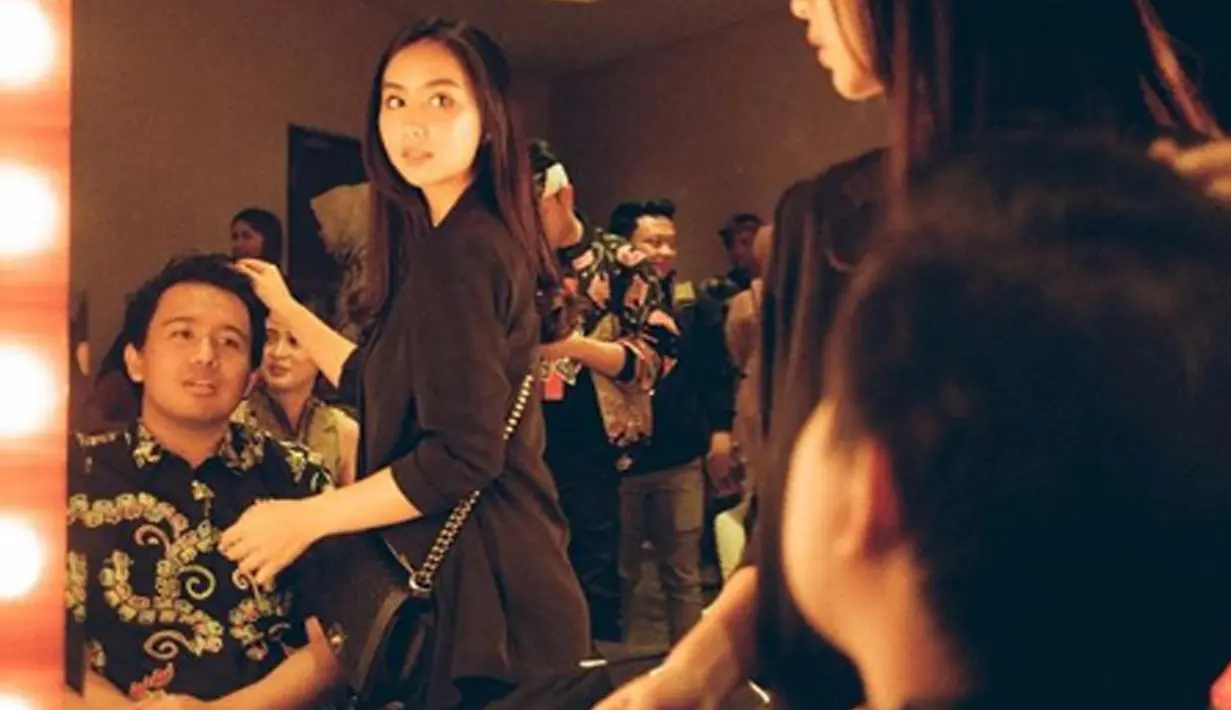 Sepertinya Clairine tidak hanya berperan sebagai kekasih tetapi juga menjadi hair stylist untuk Jojo nih!  (Liputan6.com/IG/clairineclay)