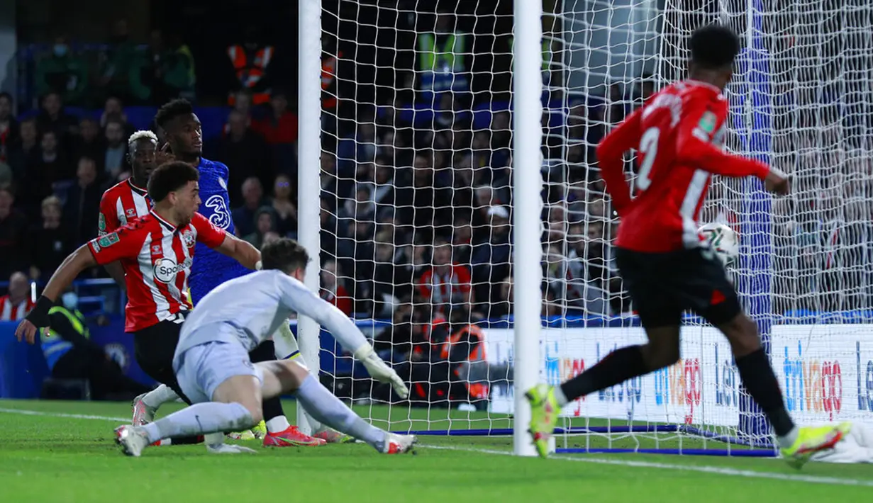 Pemain Southampton Che Adams mencetak gol ke gawang Chelsea pada pertandingan Piala Liga Inggris di Stadion Stamford Bridge, London, Inggris, 26 Oktober 2021. Chelsea menang adu penalti dengan skor 4-3 (1-1). (AP Photo/Ian Walton)