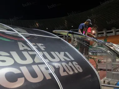 Pekerja menyelesaikan persiapan jelang laga semifinal Piala AFF 2016 antara Timnas Indonesia melawan Vietnam di Stadion Pakansari, Jawa Barat, Jumat (3/12/2016). Hingga larut malam persiapan dikebut pengerjaannya. (Bola.com/Vitalis Yogi Trisna)