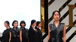 Sejumlah model membawakan busana koleksi Max Tan saat penutup Fashion Nation Tenth Edition (FNX) di Senayan City, Jakarta, Sabtu (23/4). Nuansa gloomy dengan warna serba hitam dimunculkan Max Tan dalam koleksinya. (Liputan6.com/Angga Yuniar)