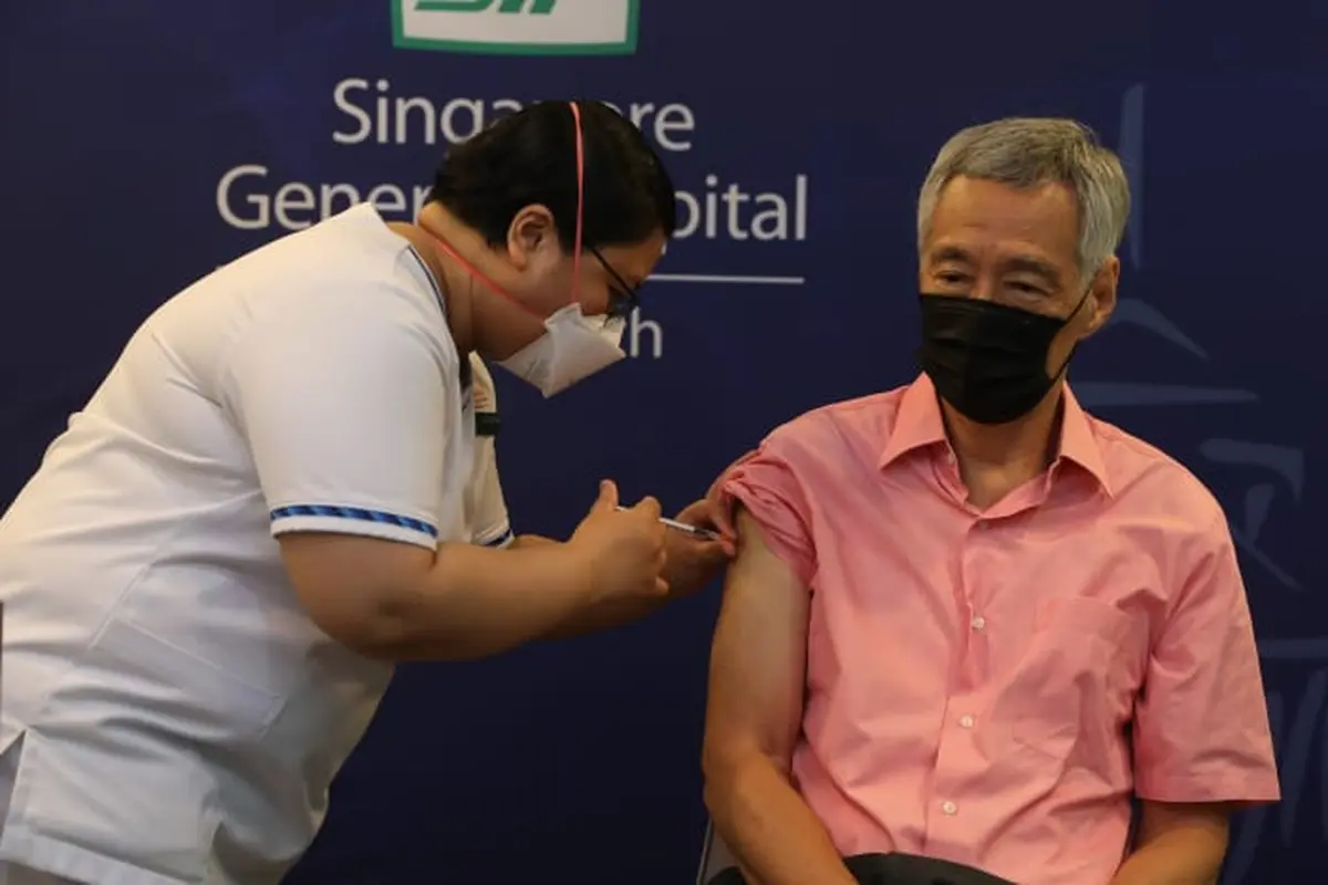 PM Singapura Lee Hsien Loong menerima booster vaksin COVID-19 pada Jumat (17/9/2021) di Singapore General Hospital.