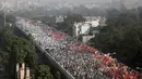 Ribuan petani berjalan menuju parlemen saat unjuk rasa di New Delhi, India, Jumat (30/11). Ribuan petani berbaris ke parlemen menuntut harga yang lebih tinggi untuk hasil panen mereka. (AP Photo/Altaf Qadri)
