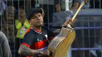 Zulham, pencipta lagu Satu Jiwa, meredam kerusuhan suporter pada uji coba Persik melawan Persis di Stadion Brawijaya Kota Kediri (27/4/2019). (Bola.com/Gatot Susetyo)