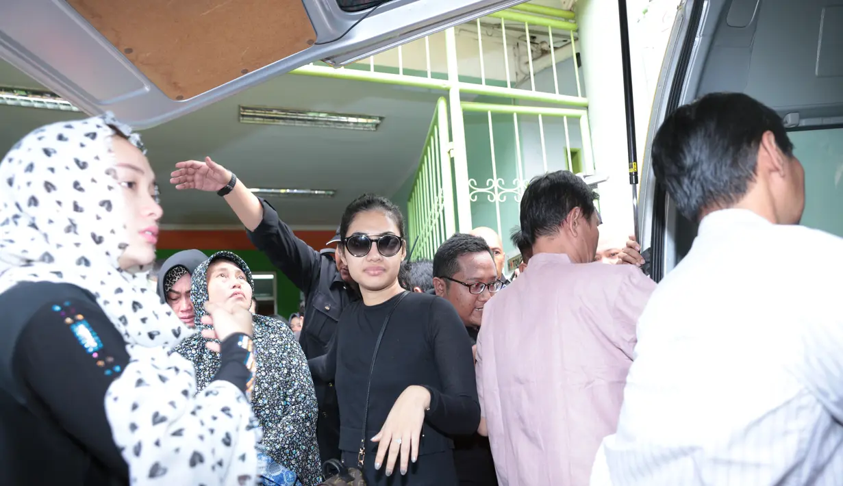 Terlihat ibunda Jupe, beserta keluarga dan kerabat dekat mengantarkan pemilik nama lengkap Julia Rahmawati itu ke mobil jenazah yang akan membawa ke rumah duka di kawasan Cibubur. (Deki Prayoga/Bintang.com)