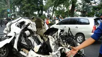 Daihatsu Xenia tertabrak Kereta Api Mutiara Timur jurusan Banyuwangi - Surabaya di perlintasan Ahmad Yani-Margorejo, Surabaya. (Liputan6.com/Dhimas Prasaja)