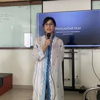 Dian Sastrowardoyo bersama Hagai Pakan berkesempatan memberi materi Pengantar Film di Universitas Indonesia. Ia justru tampil bak mahasiswa dengan pakaian yang ia kenakan. Credit: (@therealdisastr)
