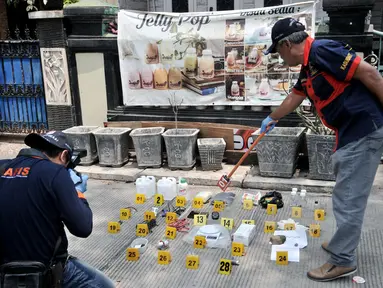 Tim Laboratorium Forensik (Labfor) Bareskrim Polri mengidentifikasi barang bukti yang ditemukan di rumah terduga teroris di Jalan Belibis V, Semper Barat, Cilincing, Jakarta, Senin (23/9/2019). Polisi menemukan sejumlah bahan perakit bom dalam penggerebekan tersebut. (merdeka.com/Iqbal Nugroho)