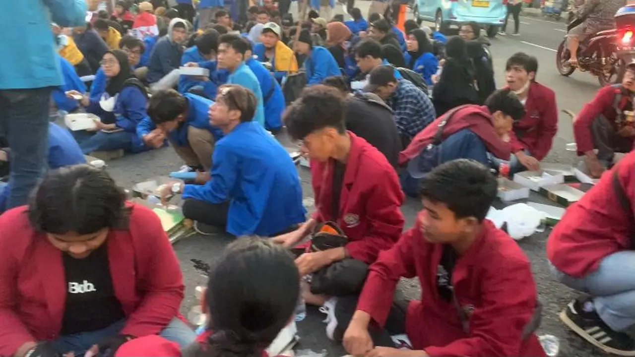 Gabungan BEM Mahasiswa Surabaya demo di Balai Kota Surabaya pada Rabu 13 April lalu. (Dian Kurniawan/Liputan6.com)