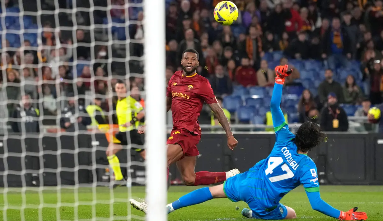 Pemain AS Roma Georginio Wijnaldum mencetak gol ke gawang Sassuolo pada pertandingan sepak bola Serie A Liga Italia di Stadion Olimpiade, Roma, Italia, 12 Maret 2023. AS Roma kalah dari Sassuolo dengan skor 3-4. (AP Photo/Alessandra Tarantino)