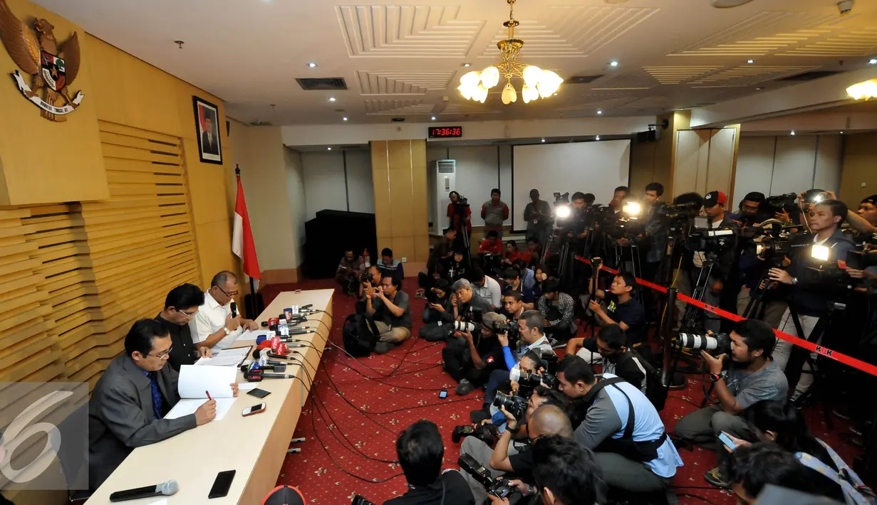 Suasana konferensi pers terkait penangkapan Ketua DPD RI Irman Gusman bersama Direktur Utama CV SW, berinisial XSS dan istrinya yang berinisial MMI di Gedung KPK, Jakarta, Sabtu (17/9). (Liputan6.com/Johan Tallo)