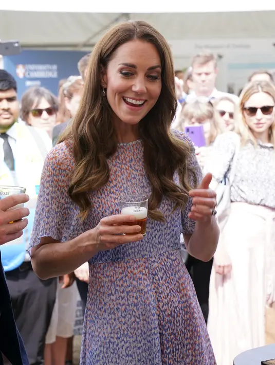 FOTO: Minum Bir hingga Main Bola, Kate Middleton Curi Perhatian di