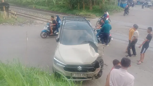 Sebuah mobil Suzuki XL7 bernomor polisi B 2501 FKZ tertemper Kereta Api Pangrango 227A yang melaju dari arah Sukabumi menuju Bogor.