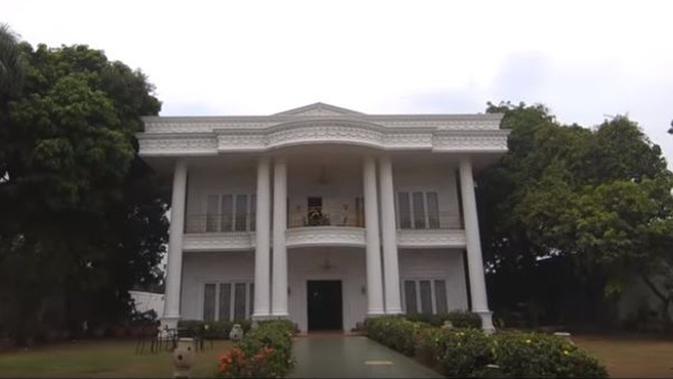 Intip mewahnya isi rumah Genta Buana yang sering dijadikan tempat syuting sinetron dan film. (Sumber: YouTube/Afdhal Yusman)