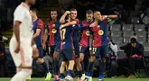Penyerang Barcelona, Raphinha (kanan) merayakan gol pada laga lanjutan Liga Champions 2024-2025 melawan FC Bayern Munchen di Estadi Olimpic Lluis Companys, Barcelona, Rabu 23 Oktober 2024 atau Kamis 24 Oktober 2024 dini hari WIB. (Josep LAGO/AFP)