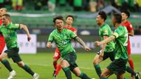 Pemain andalan Beijing Guoan Zhang Xizhe (tengah) tampak merayakan gol bersama rekan setimnya. (STR / AFP)