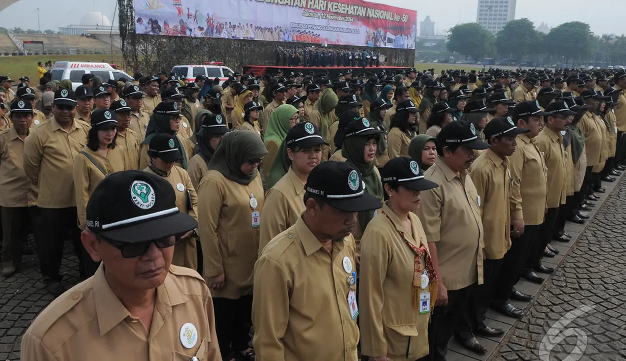 Sebanyak lebih kurang 4000 orang mengikuti Upacara Hari Kesehatan Nasional ke-50 di Lapangan Silang Monas, Jakarta, Rabu (12/11/14) (Liputan6.com/Herman Zakharia)