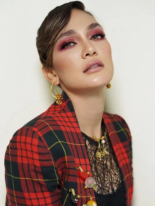 Luna mengakui bahwa sekolahnya tersebut memang bagus, namun yang membuatnya tidak betah lantaran di India tidak ada mal dan tempat hiburan yang biasa ditemukan Luna dalam kesehariannya. (Instagram/lunamaya)