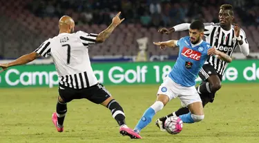 Bek Napoli, Elseid Hysaj (tengah) berusaha melewati dua pemain Juventus pada lanjutan liga Italia di Stadion San Paolo, Minggu (27/9/2015). Napoli menang atas Juventus dengan skor 2-1. (AFP PHOTO/CARLO Hermann)