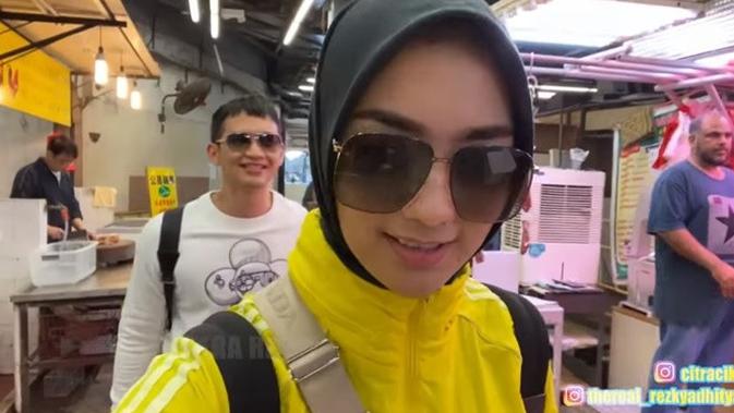 6 Momen Citra Kirana dan Rezky Aditya di Hong Kong, Cari Makan di Pasar (sumber: YouTube Ciky Citra Rezky)