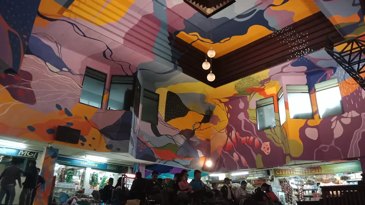 Mural warna warni di Terminal Leuwi Panjang