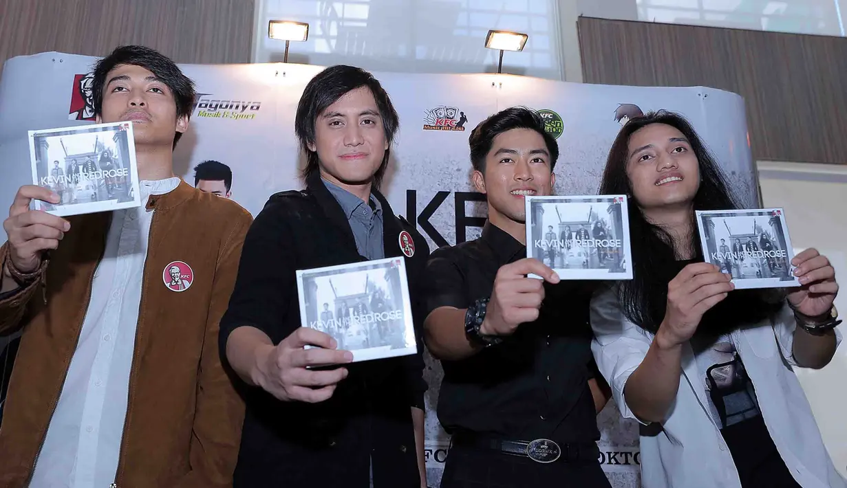 Grup vokal bentukan Kevin ini dengan tiga vokalis pria yaitu, Lutfhi, Ilyas, dan Eda. Dua orang didapatkan Kevin melalui sosial media Instagram. Sedangkan Eda adalah teman di kampusnya. (Deki Prayoga/Bintang.com)