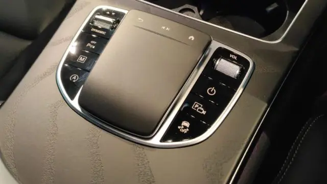 sistem touchpad Mercedes-Benz 200 AMG Line Night Editi di tengah menggunakan layar sentuh (Arief A/Liputan6.com)